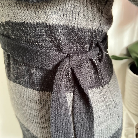 Red paint sweater with belt size Medium - Picture 4 of 11